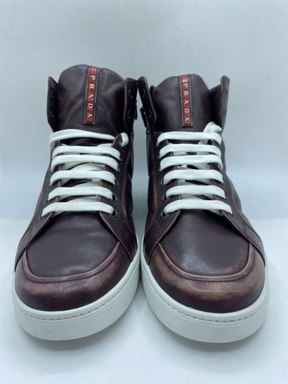 null PRADA, Paire de sneakers modèle "Vitello Vintag" couleur bordeaux, taille 10...