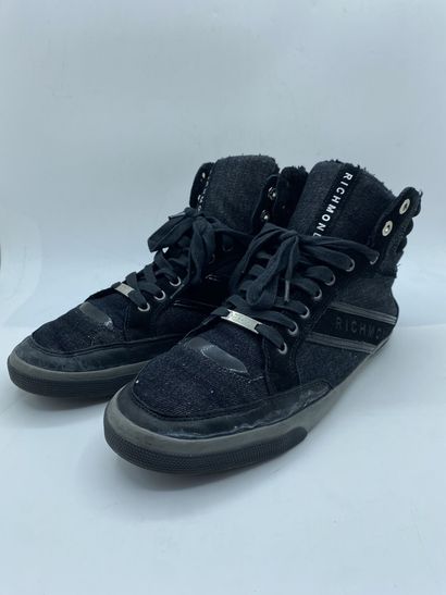 null RICHMOND, Paire de sneakers noires, taille 45

En l'état (usures, taches, traces)...