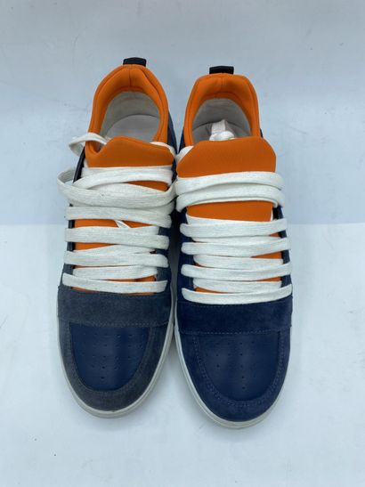 null KRISVANASSCHE, Paire de sneakers modèle "Low Multilace Sneakers" bleu foncé...