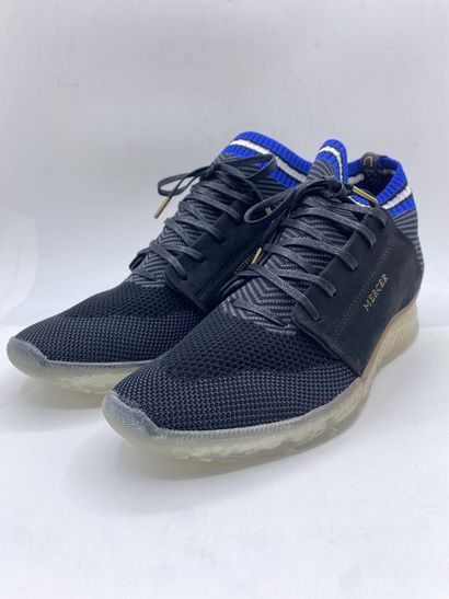 null MERCER, Paire de sneakers modèle "Wooster Sock" gris, noir et bleu, taille 43

Modèle...