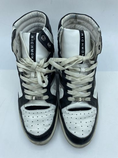 null RICHMOND, Paire de sneakers noires et blanches, taille 44

En l'état (usures,...