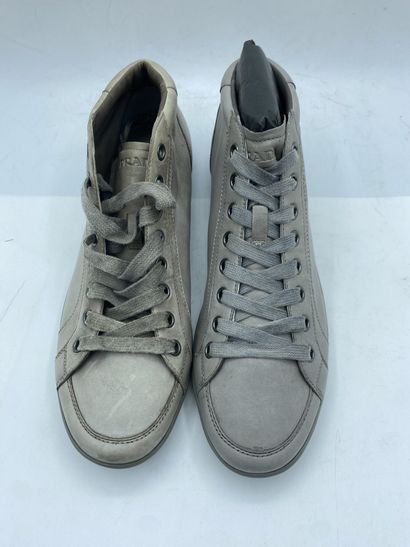 null PRADA, Paire de sneakers modèle "Nappa Aviator" gris, taille 10 (taille UK soit...