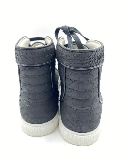 null Lot of pairs of sneakers size 39 including : 

- LOUIS LEEMAN, Pair of black...