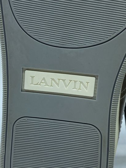 null LANVIN, Paire de sneakers modèle "Tennis Mi Haute Piping Agneau Nappa Fin" gris...
