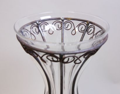 null Grand vase en verre à décor de godrons sur un présentoir en fer forgé reposant...