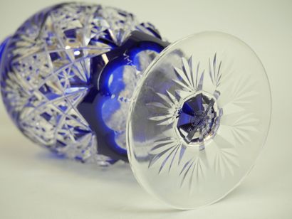 null SAINT LOUIS France

Carafe à vin en cristal taillé et teinté bleu modèle "Chantilly"...