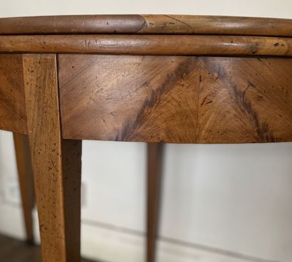 null Table demi-lune en bois naturel reposant sur 4 pieds gaines terminé par des...