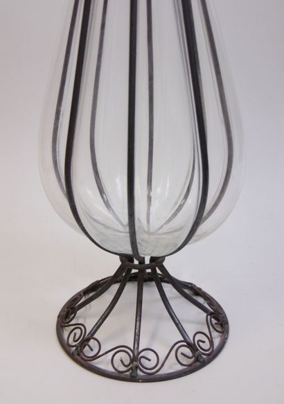 null Grand vase en verre à décor de godrons sur un présentoir en fer forgé reposant...