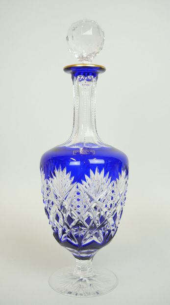 null SAINT LOUIS France

Carafe à vin en cristal taillé et teinté bleu modèle "Chantilly"...