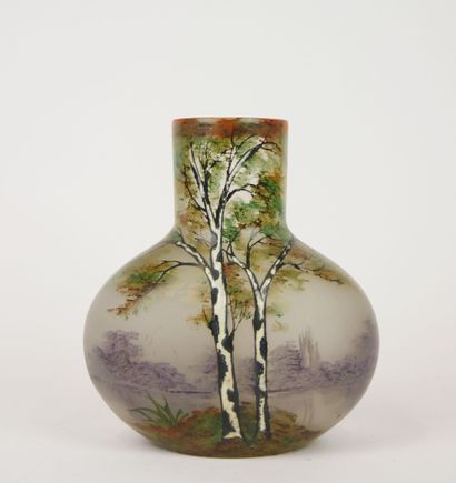 null VERRERIE DE LEUNE (1861-1930)

Vase pansu à col droit en verre opaque à décor...