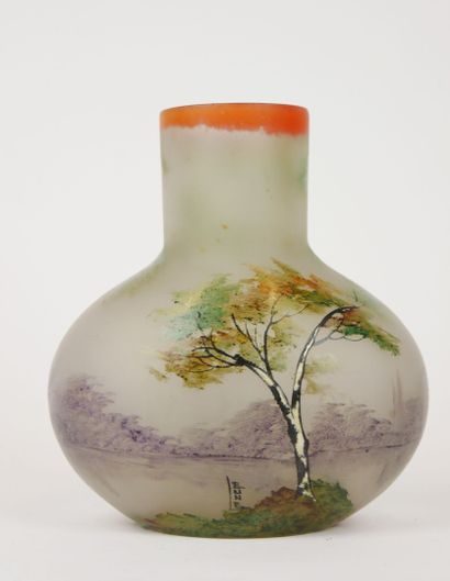 null VERRERIE DE LEUNE (1861-1930)

Vase pansu à col droit en verre opaque à décor...
