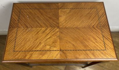 null Table de milieu en bois de placage à décor de marqueterie géométrique et filets...