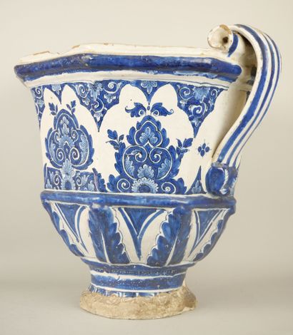 null ROUEN : 

Earthenware planter with blue camaïeu decoration of lambrequins.

Period...
