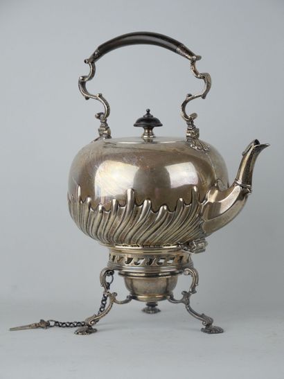 null Coffee pot and its stove in silver (925/1000e).

Gross weight : 1025 gr 

Birmingham,...