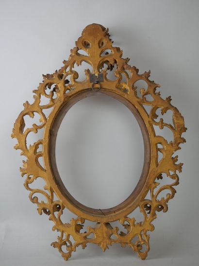 null Oval frame in carved and gilded wood, with openwork decoration of acanthus leaves...