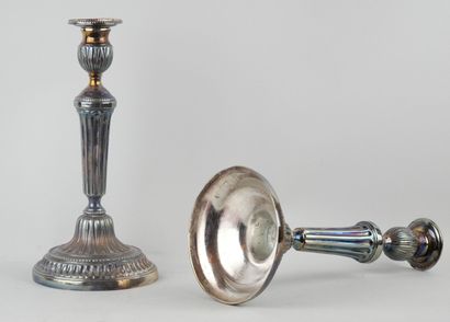 null Pair of bronze torches with silver plating.

Louis XVI period.

H : 27 cm.



Expert...