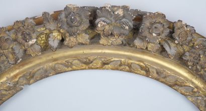 null Oval frame in carved wood and formerly gilded with decoration in the round of...