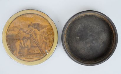 null Lot including :

A round box in papier-mâché, the lid decorated with an engraved...