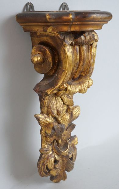 null A small carved and gilded wood bracket.

Eighteenth century period.

(Tray reported).

26...