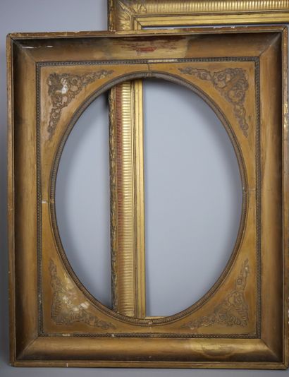 null Lot of 5 frames in wood and gilded stucco including : 

A frame decorated with...