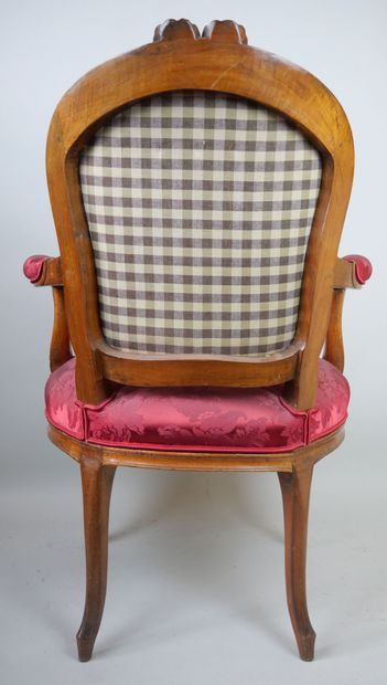null Pair of armchairs with basket handle cabriolet back in molded and carved walnut...