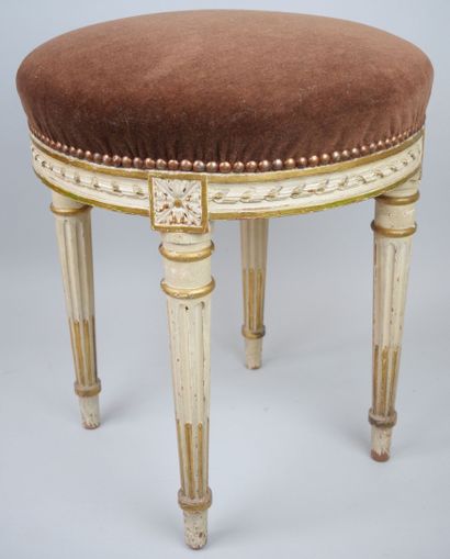 null Circular stool in cream and gilded lacquered wood. Tapered and fluted legs with...