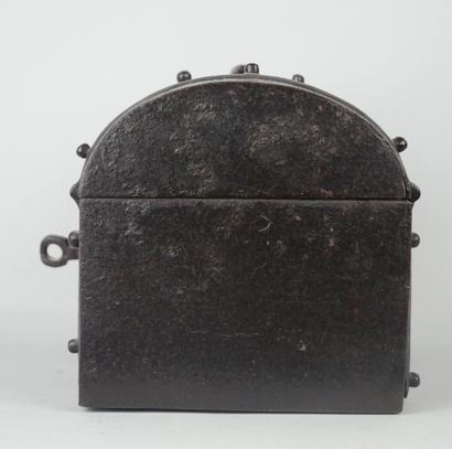null Small iron box with curved lid.

Probably work of the beginning of the XVIIth...