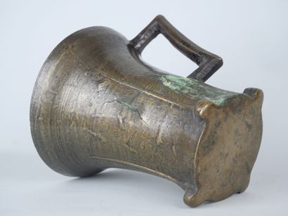 null Mug in bronze with natural patina.

(Cracks).

H : 18 cm Diameter : 16 cm.



Expert...