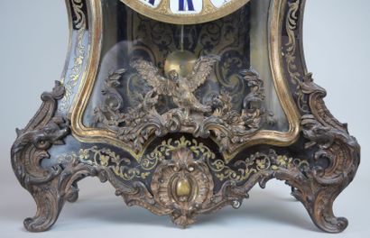 null Cartel to be posed of violonnée form out of brass and tortoise shell, the dial...