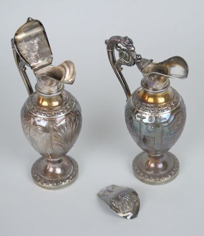 null Pair of silver oil cruets engraved (950/1000e).

Weight : 216 gr (approximately)

(A...