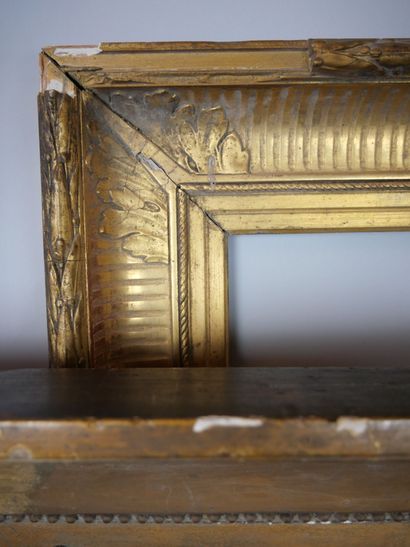 null Lot of 5 frames in wood and gilded stucco including : 

A frame decorated with...