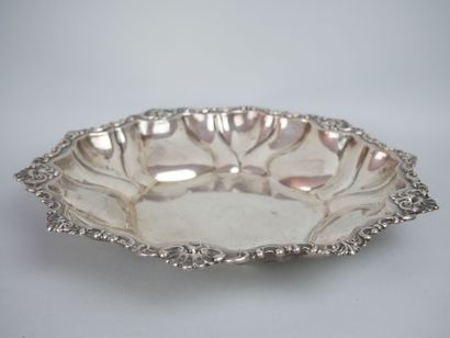 null Large cup in English silver 800 thousandths with decoration of shells and foliage....