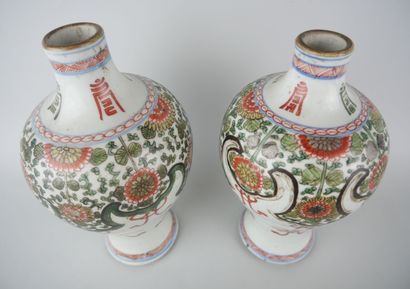 null CHINA : 

Pair of porcelain baluster vases with green family enamels.

Kangxi...