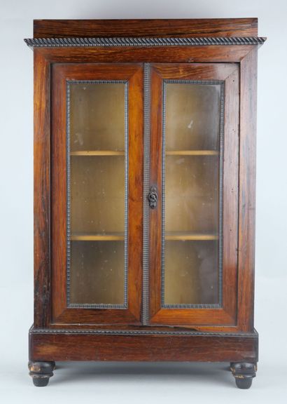 null Doll's bookcase in rosewood veneer.

19th century period.

65 x 41 x 17 cm.



Expert...