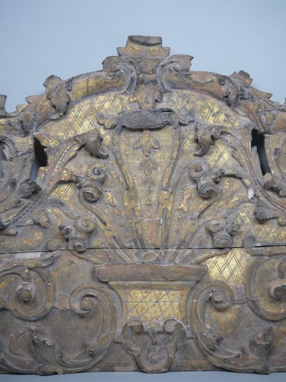 null Fronton of a mirror in carved and gilded wood, decorated with young Bacchus...