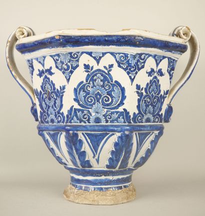 null ROUEN : 

Earthenware planter with blue camaïeu decoration of lambrequins.

Period...