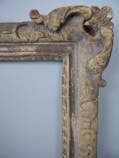 null Rectangular frame in carved and patinated wood, the angles decorated with shells...