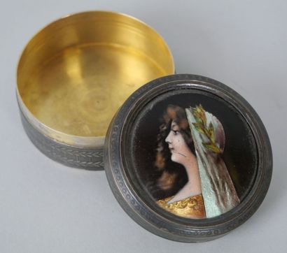 null Small round box in silver guilloche, the lid decorated with the portrait of...