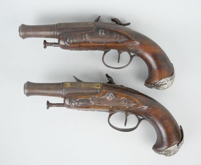 null Pair of small flintlock pistols in walnut, partially gilded steel and silver...