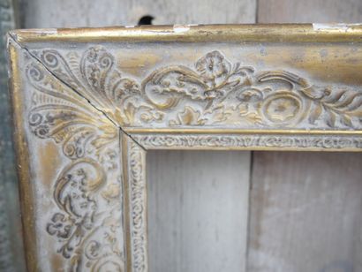 null Lot of 4 carved and gilded wood frames including : 

A frame decorated with...