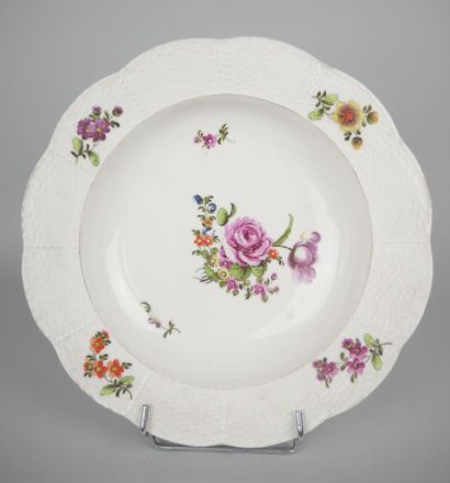 null VIENNA : 

Set of three porcelain plates with polychrome decoration.

Marked.

Eighteenth...
