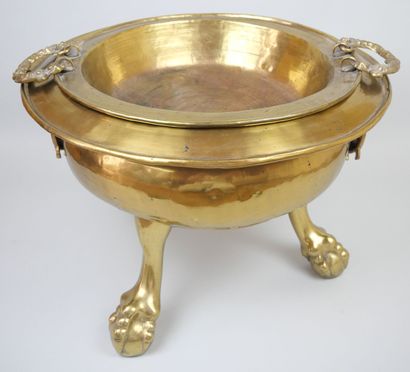 null Copper brazier, the tripod base finished in "claws and balls".

Eighteenth century.

(Restorations).

H...
