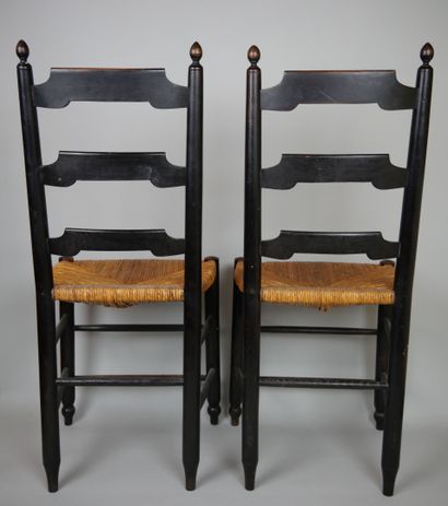 null Suite of six chairs in blackened wood with a barred back.

19th century period.

92...