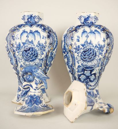 null DELFT :

Pair of covered earthenware vases decorated in blue monochrome with...