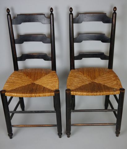 null Suite of six chairs in blackened wood with a barred back.

19th century period.

92...
