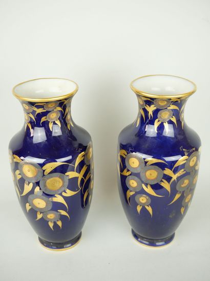 null LIMOGES

Paire de vases en porcelaine bleu à décor de fleurs peint à l'or. Porte...