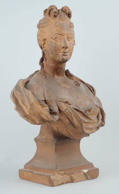 null School of the XIXth century: 

Bust of an elegant woman

Sculpture in patinated...