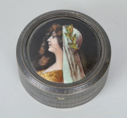null Small round box in silver guilloche, the lid decorated with the portrait of...