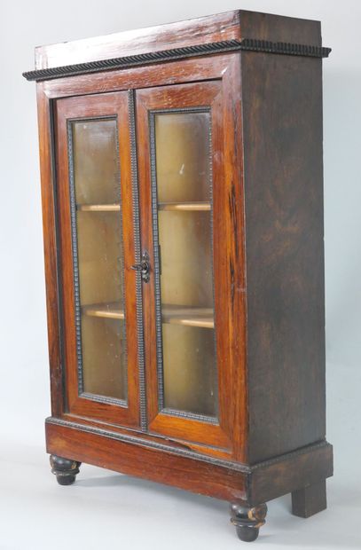 null Doll's bookcase in rosewood veneer.

19th century period.

65 x 41 x 17 cm.



Expert...