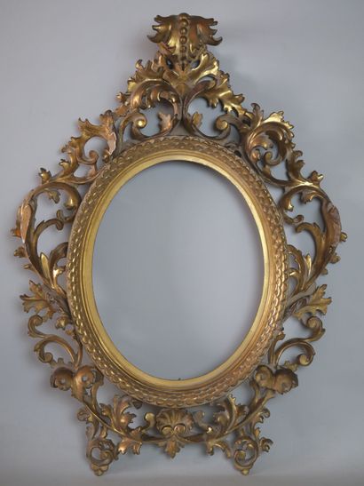 Oval frame in carved and gilded wood, with...
